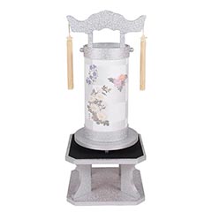 盆提灯: 回忌灯 石目調・銀 紙一重 市松菊 飾り台付き 木製 電気コード式 【組立不要】