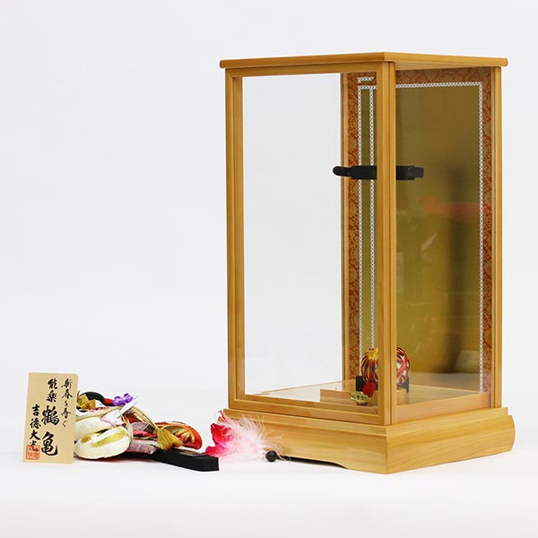 吉徳 羽子板　能楽鶴亀 総檜造り 面取りガラスケース　詳細画像