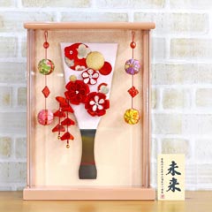 羽子板: つまみ細工 羽子板 赤 壁掛け 額飾り パールピンク塗り 鞠二連つるし付き アクリルケース