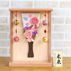 羽子板: 姫羽子板 極上摘み細工 千鳥 壁掛け 額飾り パールピンク塗り 鞠二連つるし付き アクリルケース