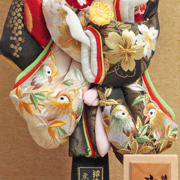 久月 羽子板　おしどり刺繍振袖 金茶 銘木黄檗 パノラマガラスケース飾り　詳細画像