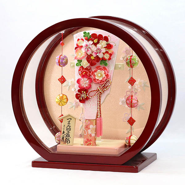 羽子板 久月 つまみ細工 羽子板 桃赤花 白檀塗り 鞠三連つるし付き 円形 丸型アクリルケース 詳細画像 久月 羽子板 つまみ細工 羽子板 桃赤花 白檀塗り 鞠三連つるし付き 円形 丸型アクリルケース 詳細画像