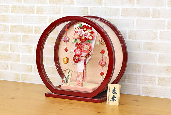 羽子板 久月 つまみ細工 羽子板 桃赤花 白檀塗り 鞠三連つるし付き 円形 丸型アクリルケース 詳細画像 久月 羽子板 つまみ細工 羽子板 桃赤花 白檀塗り 鞠三連つるし付き 円形 丸型アクリルケース 詳細画像