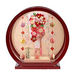 羽子板: つまみ細工 羽子板 桃赤花 白檀塗り 鞠三連つるし付き 円形 丸型アクリルケース