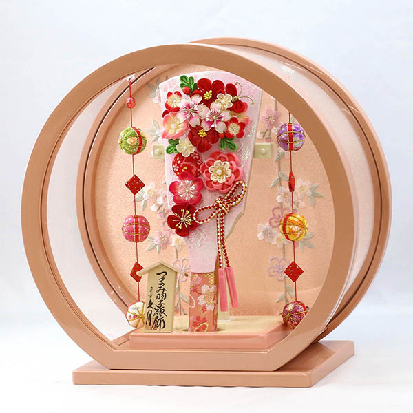 久月　 羽子板　つまみ細工 羽子板 桃赤花 パールピンク塗り 鞠三連つるし付き 円形 丸型アクリルケース　詳細画像