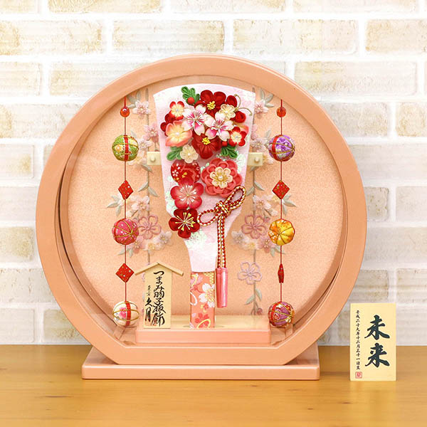久月　 羽子板　つまみ細工 羽子板 桃赤花 パールピンク塗り 鞠三連つるし付き 円形 丸型アクリルケース　詳細画像