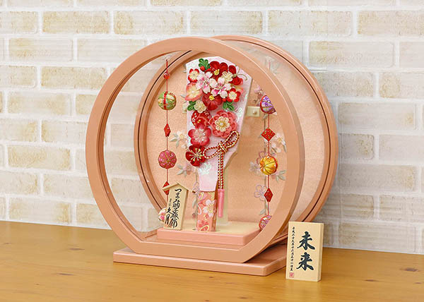 久月　 羽子板　つまみ細工 羽子板 桃赤花 パールピンク塗り 鞠三連つるし付き 円形 丸型アクリルケース　詳細画像