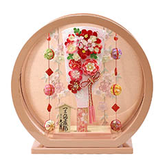 羽子板: つまみ細工 羽子板 桃赤花 パールピンク塗り 鞠三連つるし付き 円形 丸型アクリルケース