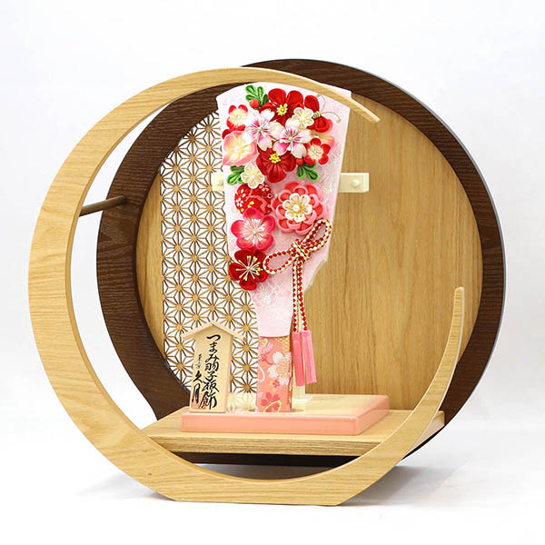 久月　 羽子板　つまみ細工 羽子板 桃赤花 透かし麻の葉模様 木製 円形 三日月形飾り台 (大)　詳細画像
