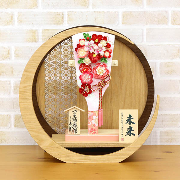 久月　 羽子板　つまみ細工 羽子板 桃赤花 透かし麻の葉模様 木製 円形 三日月形飾り台 (大)　詳細画像