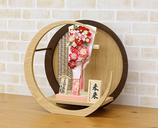 久月　 羽子板　つまみ細工 羽子板 桃赤花 透かし麻の葉模様 木製 円形 三日月形飾り台 (大)　詳細画像