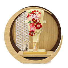 羽子板: つまみ細工 羽子板 金赤花 透かし麻の葉模様 木製 円形 三日月形飾り台 (大)