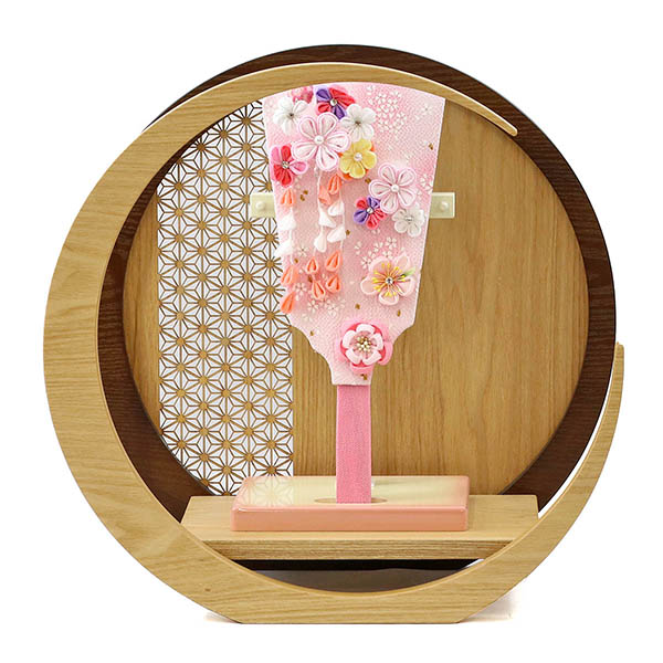 つまみ細工 羽子板 ピンク 透かし麻の葉模様 木製 円形 三日月形飾り台 (大)