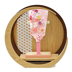 羽子板: つまみ細工 羽子板 ピンク 透かし麻の葉模様 木製 円形 三日月形飾り台 (大)