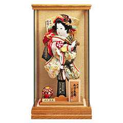 羽子板: おしどり刺繍振袖 金茶 銘木黄檗 パノラマガラスケース飾り