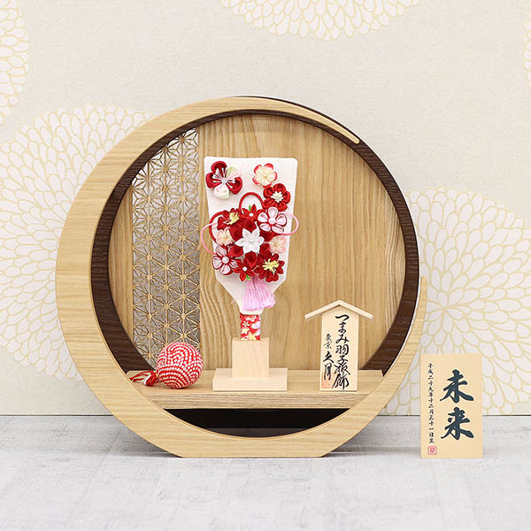 久月　 羽子板　つまみ細工 羽子板 赤 透かし麻の葉模様 木製 円形 三日月形飾り台 (小)　詳細画像
