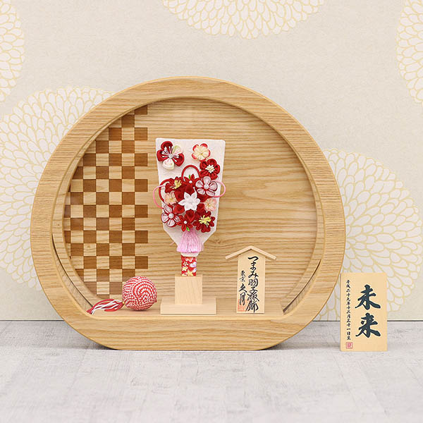 久月　 羽子板　つまみ細工 羽子板 赤 円型 丸型 檜風木目 アクリルケース　詳細画像