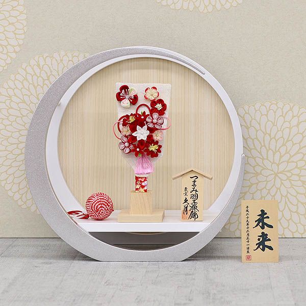 久月　 羽子板　つまみ細工 羽子板 赤 白銀 木製 円形 三日月形飾り台 (小)　詳細画像