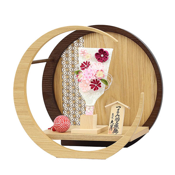 久月　 羽子板　つまみ細工 羽子板 うす桃 透かし麻の葉模様 木製 円形 三日月形飾り台 (小)　詳細画像