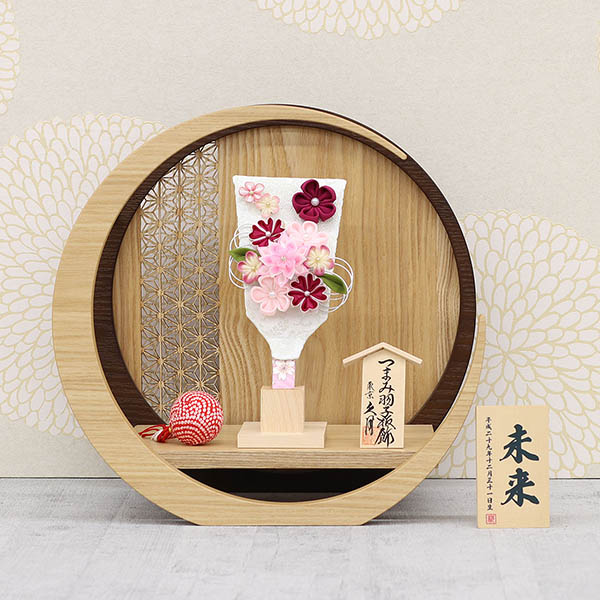 久月　 羽子板　つまみ細工 羽子板 うす桃 透かし麻の葉模様 木製 円形 三日月形飾り台 (小)　詳細画像