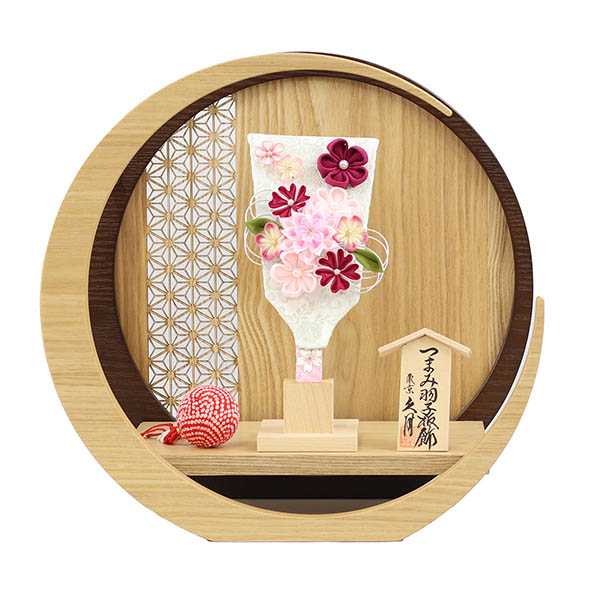 つまみ細工 羽子板 うす桃 透かし麻の葉模様 木製 円形 三日月形飾り台 (小) 【20618-1M