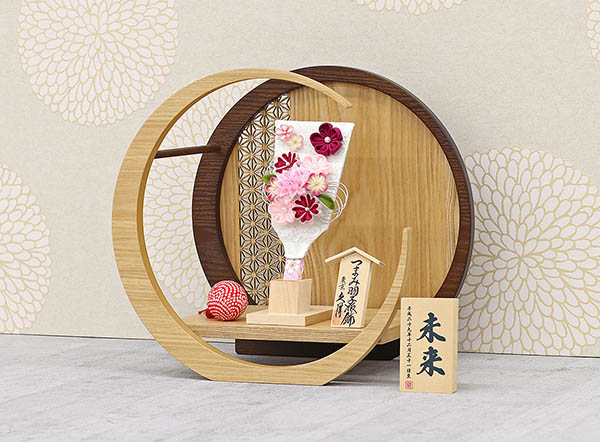 久月　 羽子板　つまみ細工 羽子板 うす桃 透かし麻の葉模様 木製 円形 三日月形飾り台 (小)　詳細画像