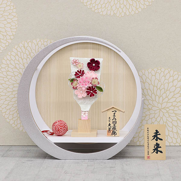 久月　 羽子板　つまみ細工 羽子板 うす桃 白銀 木製 円形 三日月形飾り台 (小)　詳細画像
