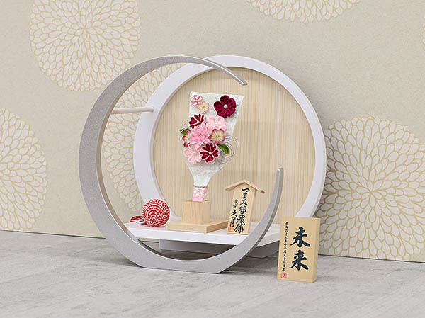 久月　 羽子板　つまみ細工 羽子板 うす桃 白銀 木製 円形 三日月形飾り台 (小)　詳細画像