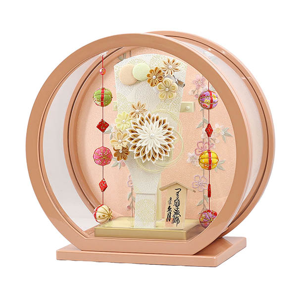 久月　 羽子板　つまみ細工 髪飾り付き 羽子板 茶 パールピンク塗り 鞠三連つるし付き 円形 丸型アクリルケース　詳細画像