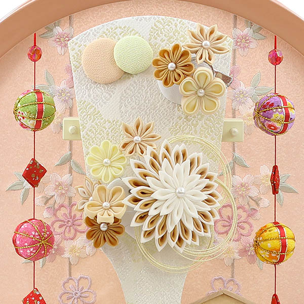 久月　 羽子板　つまみ細工 髪飾り付き 羽子板 茶 パールピンク塗り 鞠三連つるし付き 円形 丸型アクリルケース　詳細画像