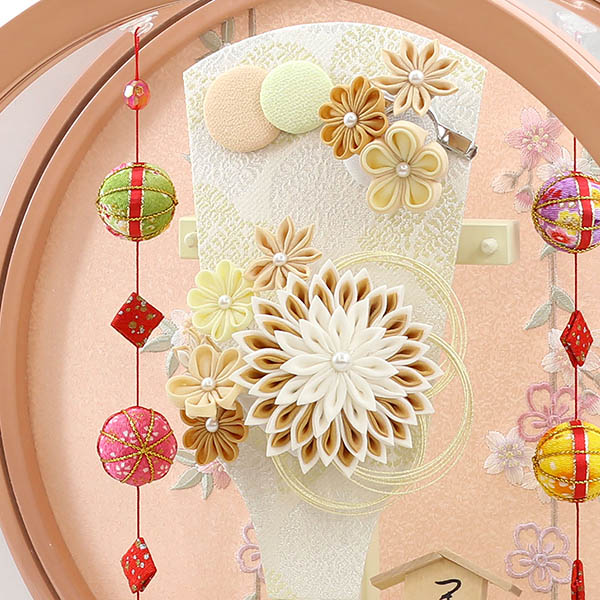 久月　 羽子板　つまみ細工 髪飾り付き 羽子板 茶 パールピンク塗り 鞠三連つるし付き 円形 丸型アクリルケース　詳細画像