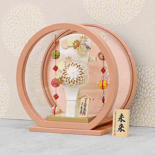 久月　 羽子板　つまみ細工 髪飾り付き 羽子板 茶 パールピンク塗り 鞠三連つるし付き 円形 丸型アクリルケース　詳細画像