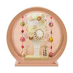 羽子板: つまみ細工 髪飾り付き 羽子板 茶 パールピンク塗り 鞠三連つるし付き 円形 丸型アクリルケース