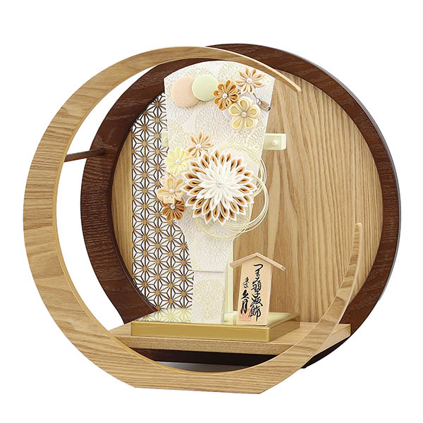 久月　 羽子板　つまみ細工 髪飾り付き 羽子板 茶 透かし麻の葉模様 木製 円形 三日月形飾り台 (大)　詳細画像