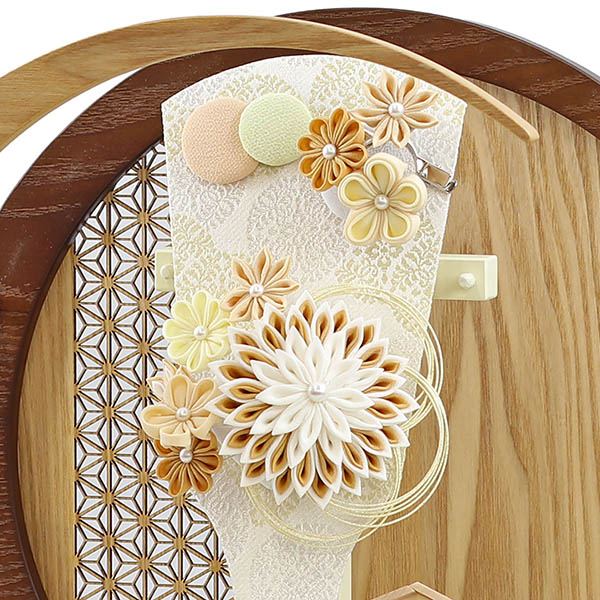 久月　 羽子板　つまみ細工 髪飾り付き 羽子板 茶 透かし麻の葉模様 木製 円形 三日月形飾り台 (大)　詳細画像