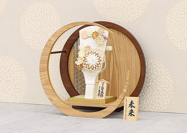 久月　 羽子板　つまみ細工 髪飾り付き 羽子板 茶 透かし麻の葉模様 木製 円形 三日月形飾り台 (大)　詳細画像