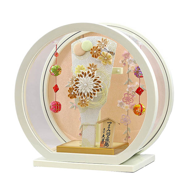 久月　 羽子板　つまみ細工 髪飾り付き 羽子板 茶 白塗り 鞠二連つるし付き 円形 丸型アクリルケース　詳細画像