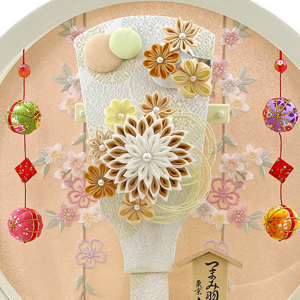 久月　 羽子板　つまみ細工 髪飾り付き 羽子板 茶 白塗り 鞠二連つるし付き 円形 丸型アクリルケース　詳細画像