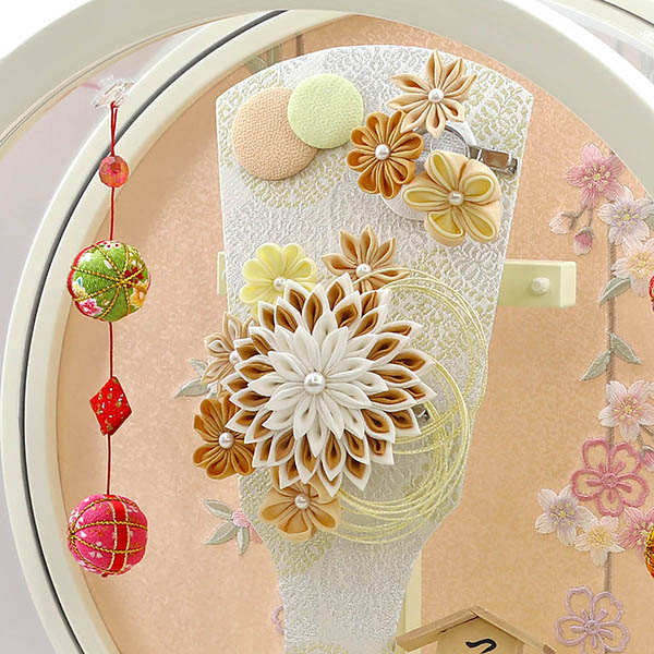 久月　 羽子板　つまみ細工 髪飾り付き 羽子板 茶 白塗り 鞠二連つるし付き 円形 丸型アクリルケース　詳細画像