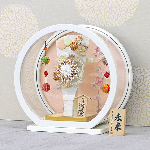 久月　 羽子板　つまみ細工 髪飾り付き 羽子板 茶 白塗り 鞠二連つるし付き 円形 丸型アクリルケース　詳細画像