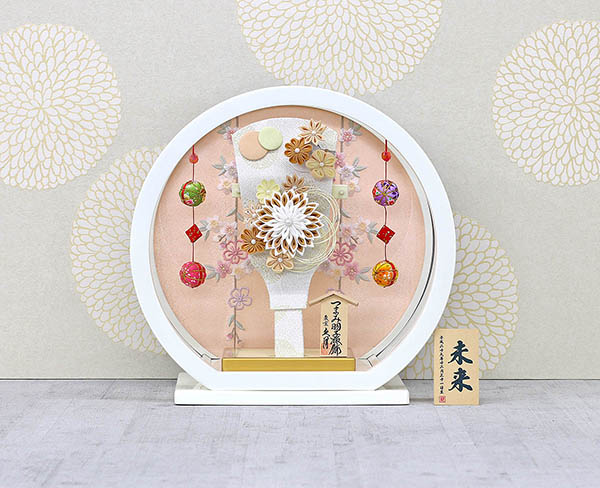 久月　 羽子板　つまみ細工 髪飾り付き 羽子板 茶 白塗り 鞠二連つるし付き 円形 丸型アクリルケース　詳細画像