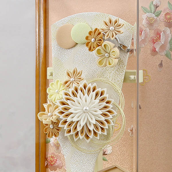 羽子板 久月 つまみ細工 髪飾り付き 羽子板 茶 杏 木目 アクリルケース 詳細画像 久月 羽子板 つまみ細工 髪飾り付き 羽子板 茶 杏 木目 アクリルケース 詳細画像