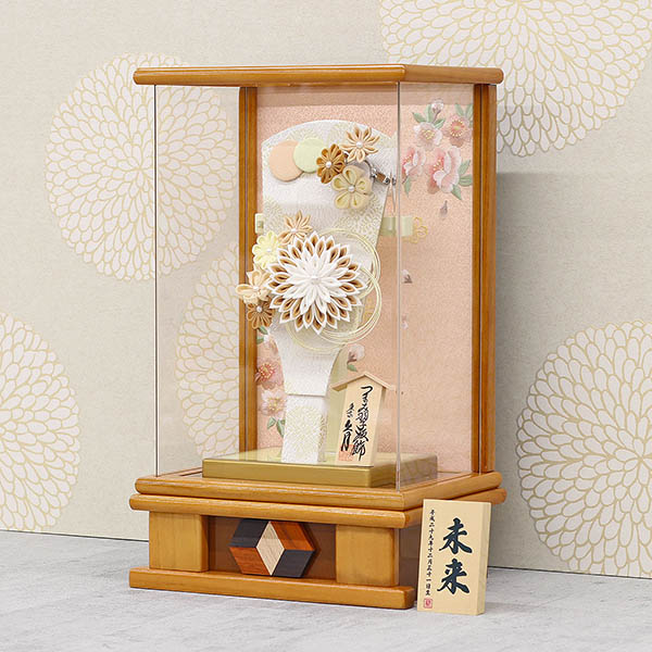 羽子板 久月 つまみ細工 髪飾り付き 羽子板 茶 杏 木目 アクリルケース 詳細画像 久月 羽子板 つまみ細工 髪飾り付き 羽子板 茶 杏 木目 アクリルケース 詳細画像