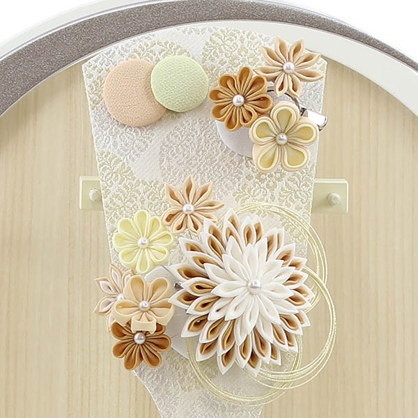 久月　 羽子板　つまみ細工 髪飾り付き 羽子板 茶 白銀 木製 円形 三日月形飾り台 (大)　詳細画像