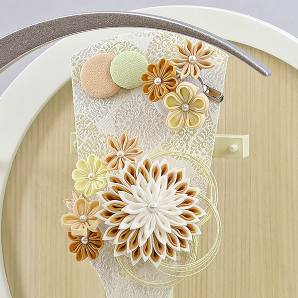 久月　 羽子板　つまみ細工 髪飾り付き 羽子板 茶 白銀 木製 円形 三日月形飾り台 (大)　詳細画像