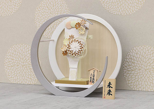 久月　 羽子板　つまみ細工 髪飾り付き 羽子板 茶 白銀 木製 円形 三日月形飾り台 (大)　詳細画像