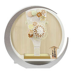 羽子板: つまみ細工 髪飾り付き 羽子板 茶 白銀 木製 円形 三日月形飾り台 (大)