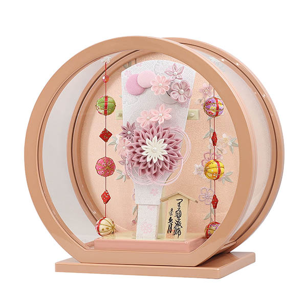 羽子板 久月 つまみ細工 髪飾り付き 羽子板 桃 パールピンク塗り 鞠三連つるし付き 円形 丸型アクリルケース 詳細画像 久月 羽子板 つまみ細工 髪飾り付き 羽子板 桃 パールピンク塗り 鞠三連つるし付き 円形 丸型アクリルケース 詳細画像