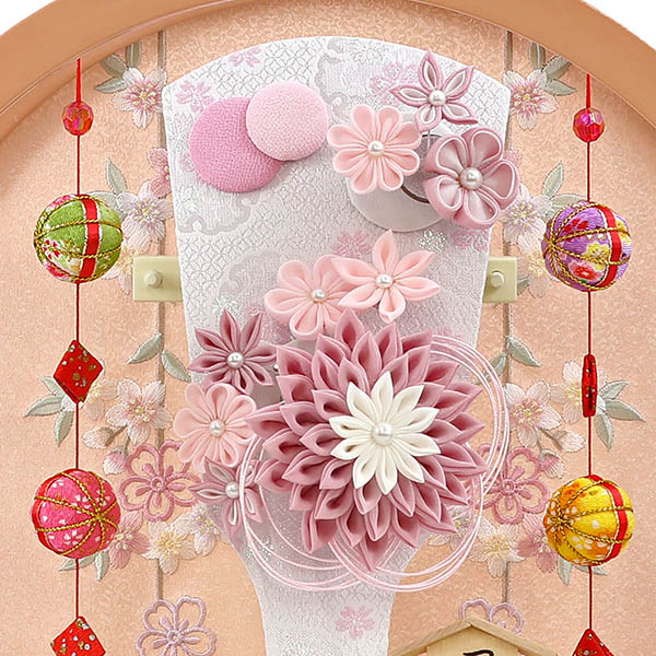 羽子板 久月 つまみ細工 髪飾り付き 羽子板 桃 パールピンク塗り 鞠三連つるし付き 円形 丸型アクリルケース 詳細画像 久月 羽子板 つまみ細工 髪飾り付き 羽子板 桃 パールピンク塗り 鞠三連つるし付き 円形 丸型アクリルケース 詳細画像