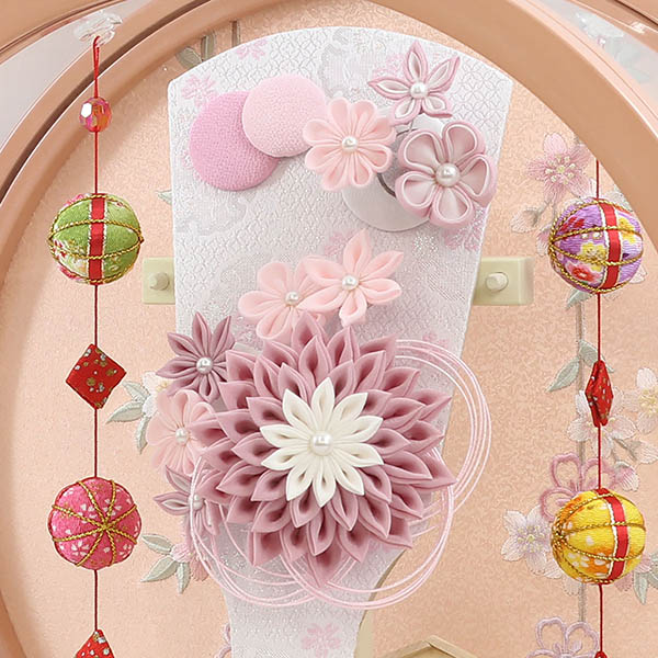 羽子板 久月 つまみ細工 髪飾り付き 羽子板 桃 パールピンク塗り 鞠三連つるし付き 円形 丸型アクリルケース 詳細画像 久月 羽子板 つまみ細工 髪飾り付き 羽子板 桃 パールピンク塗り 鞠三連つるし付き 円形 丸型アクリルケース 詳細画像